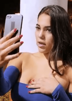 Массивная шлюха отсосала в машине незнакомцу и дала ему в жопу