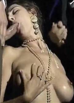 Шикарные проститутки ублажают богатых мужчин в шляпах горячим сексом