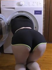 Трахнул раком девушку с красивой попкой, застрявшую в стиралке