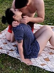 Трахнул в общественном парке брюнетку с большой жопой