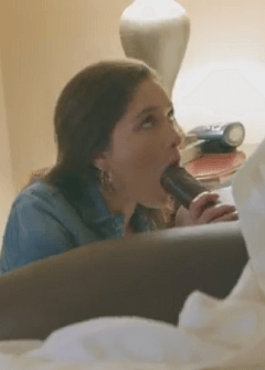 Черный самец и его белая подружка трахаются перед камерой