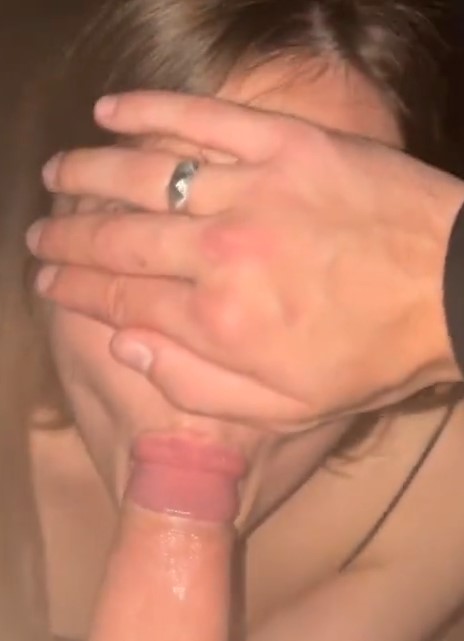 Трахнул замужнюю мамку в подъезде и кончил ей в рот